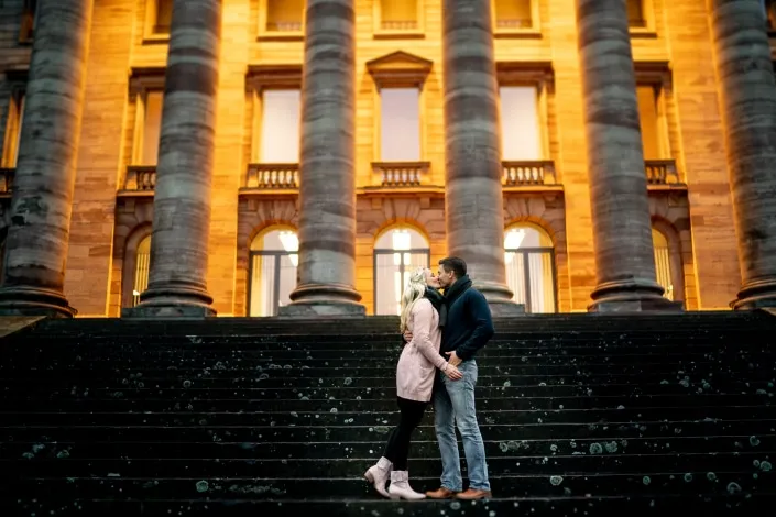 Engagementshooting Hochzeitsfotografie Kassel Brautpaar vor dem Schloss Wilhelmshöhe Kassel