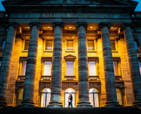 Pärchen vor dem Schloss Wilhelmshöhe Kassel