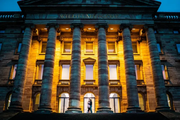 Engagementshooting in Kassel Pärchen vor dem Schloss Wilhelmshöhe Kassel