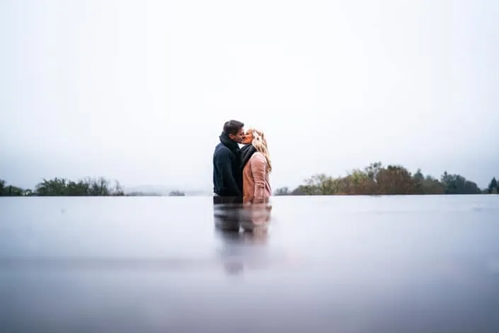 Engagementshooting in Kassel Pärchen Hochzeitsfotografie mit Spiegelung