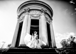 schwarzweiss Hochzeitsfotografie Brautpaar im Wind