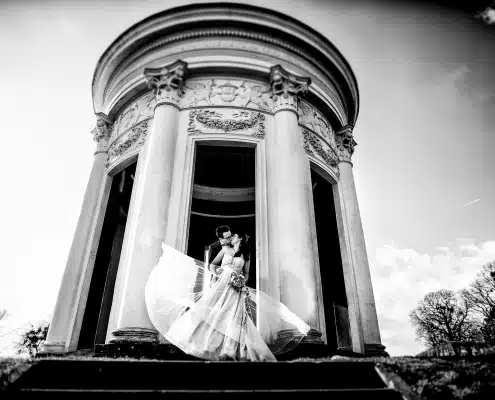 schwarzweiss Hochzeitsfotografie Brautpaar im Wind