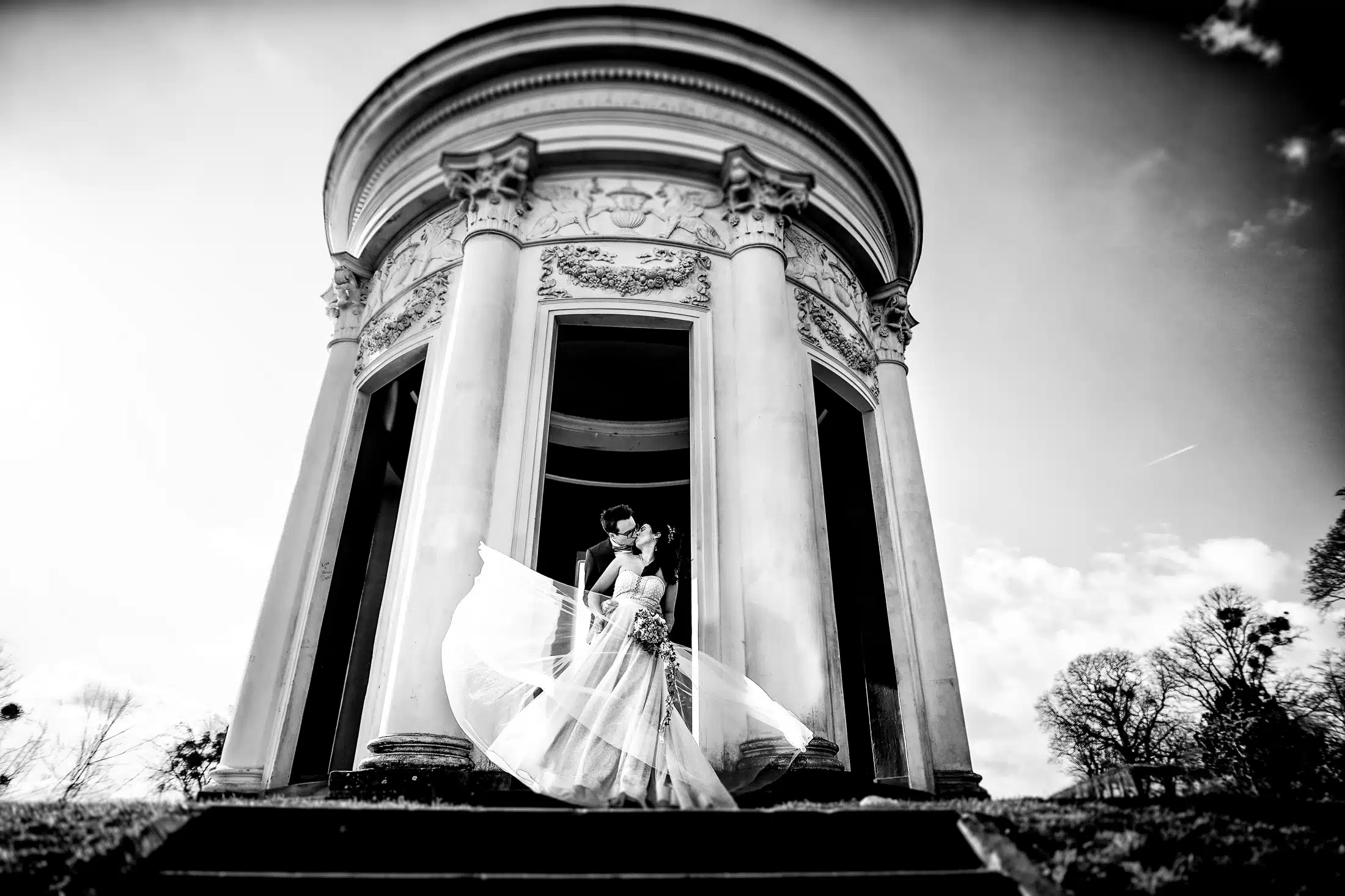 schwarzweiss Hochzeitsfotografie Brautpaar im Wind