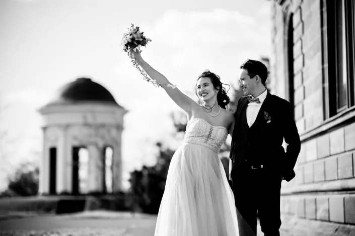 Eine Hochzeit in Kassel Brautpaar in Kassel mit Brautstrauß