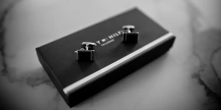 hochzeitsfotograf_dagobertshausen_hochzeit_in_der-Scheune-5132 Manschetten Knöpfe Hochzeitsfotografie