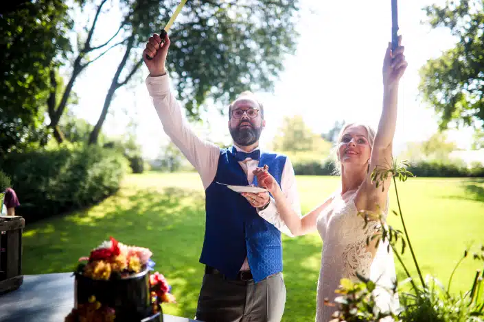 hochzeitsfotograf_dagobertshausen_hochzeit_in_der-Scheune-7427 Hochzeitstorte Anschnitt Dagobertshausen Marburg