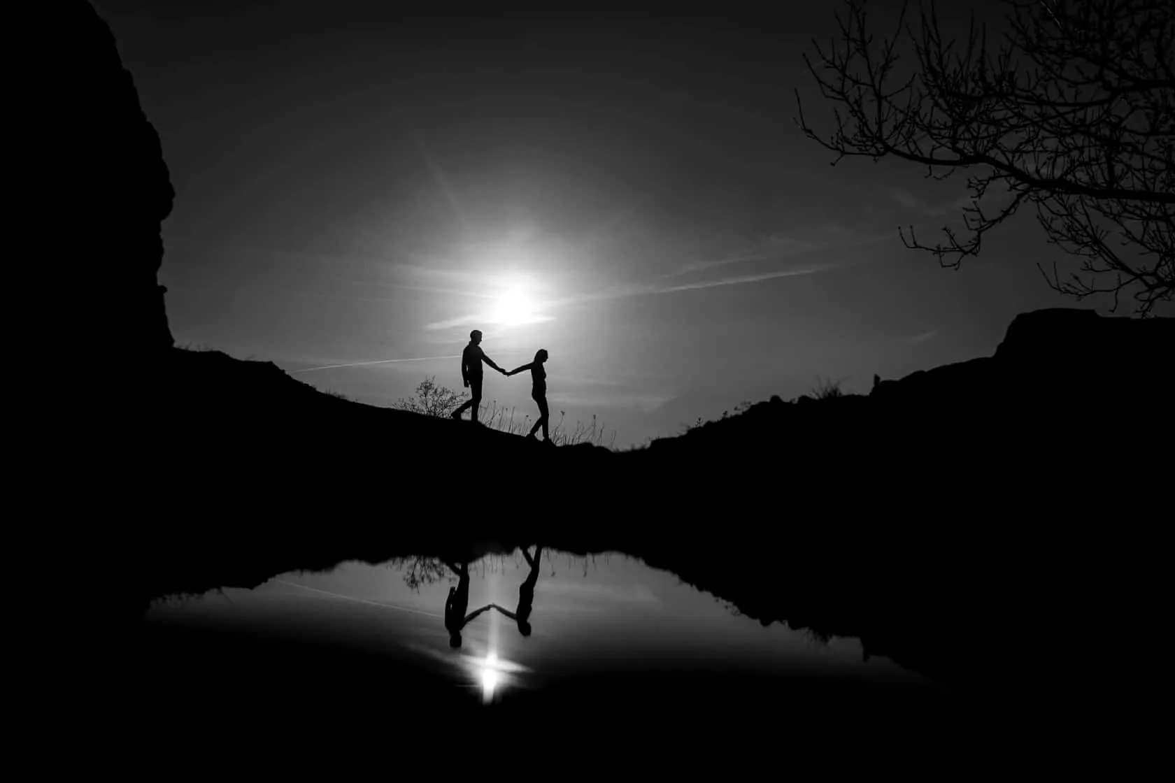 Hochzeiten in Kassel Pärchen läuft den Berg herunter