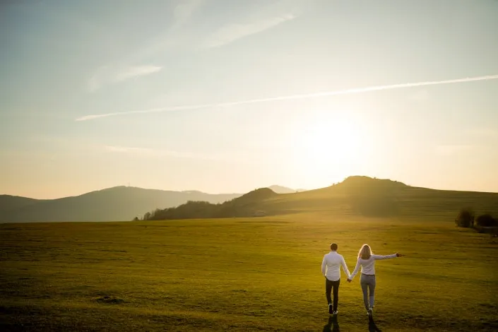 Hochzeitsfotografie in Kassel bei Sonnenuntergang Pärchen, Hand in Hand, Hoher Dörnberg