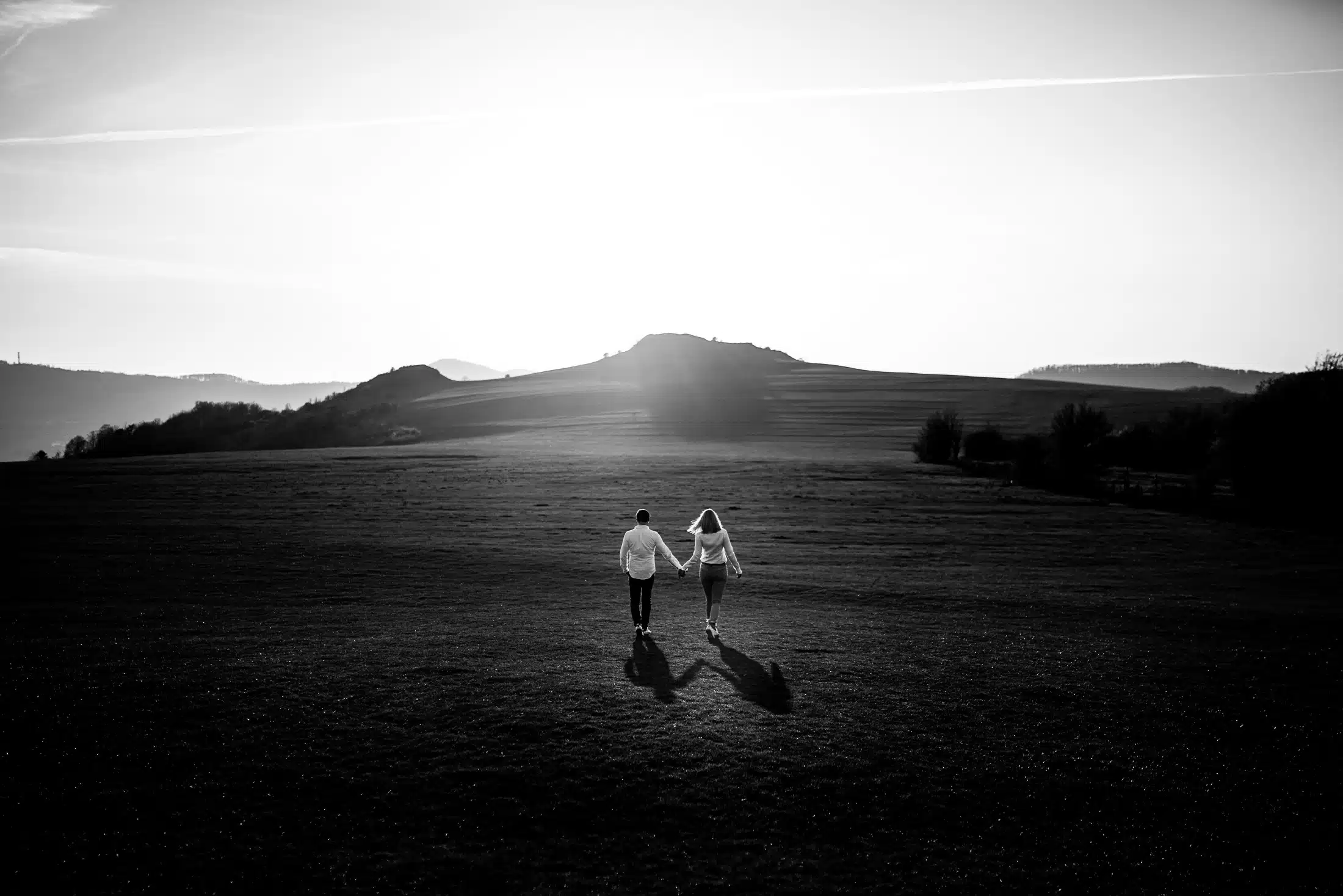 Fotograf in Kassel Pärchen läuft einen Berg herunter
