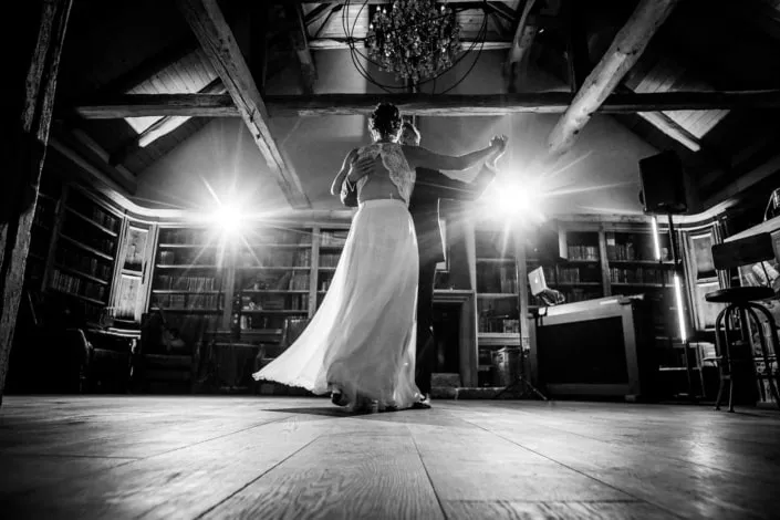 Hochzeit im Hogut Dagobertshausen Brautpaar tanz in Dagobertshausen auf der Tanzfläche in der Kulturscheune