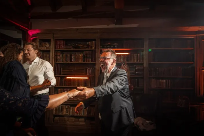 Hochzeit im Hogut Dagobertshausen Brautpapa tanzt in Dagobertshausen