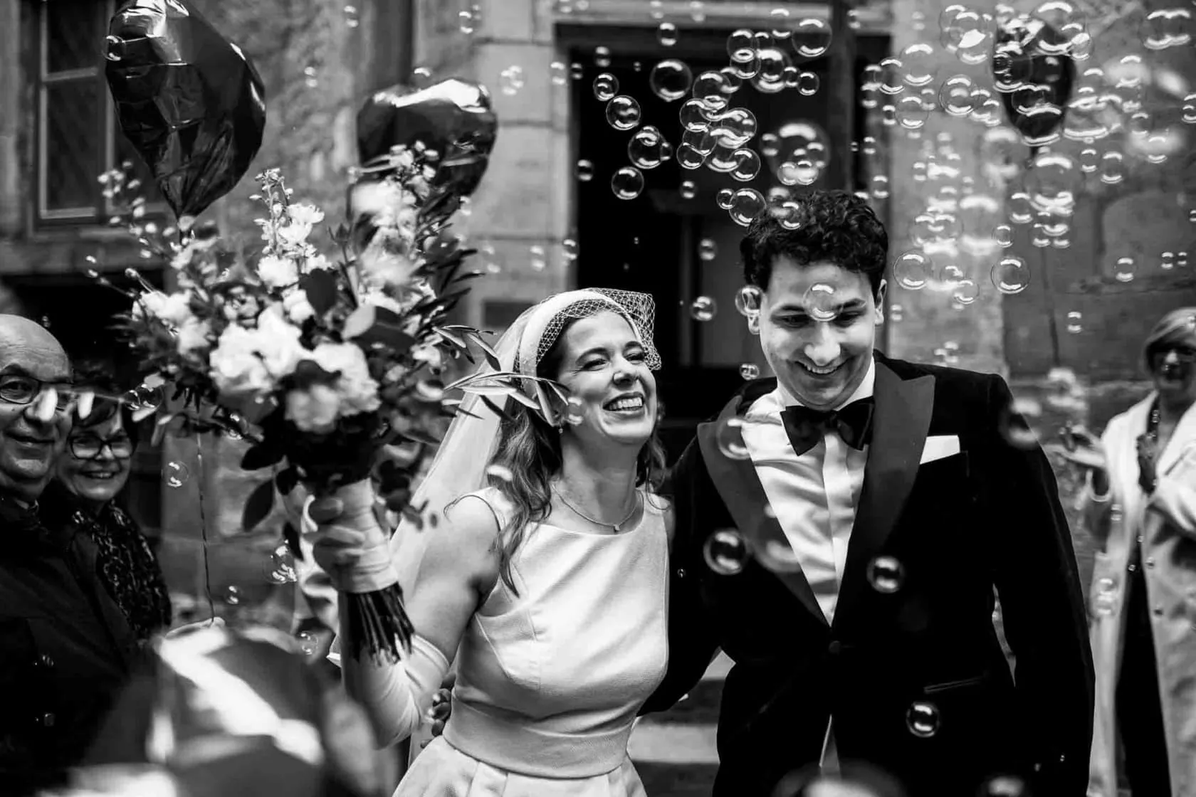 Hochzeitspaar kommt aus dem Standesamt des Turmzimmers von Marburg