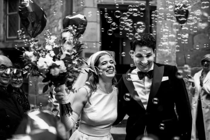 braut-bräutigam-auszug-hochzeitsfotografie Hochzeitspaar kommt aus dem Standesamt des Turmzimmers von Marburg