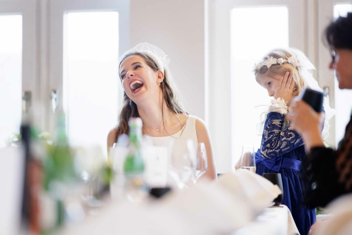 Braut lacht beim Dinner in Dagobertshausen