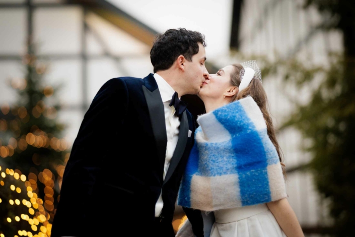 Bräutigam küsst Braut im Hofgut Dagobertshausen
