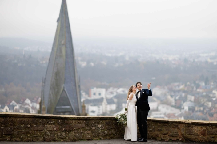 Bräutigam und Braut am Landgrafenschloss Marburg vor der Kirche