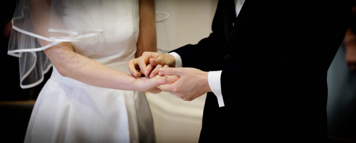 Brautpaar gibt sich die Hände nach dem Ringwechsel