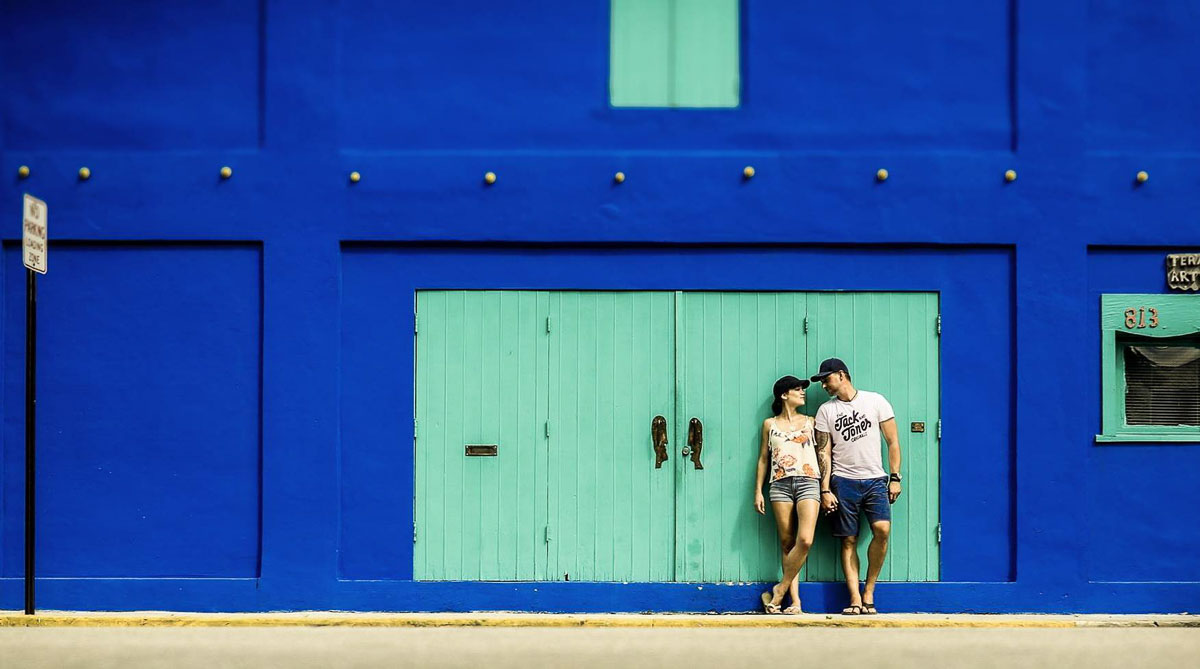 Hochzeitsfotograf Dennis Jagusiak vor blauem Hintergrund in Mexico
