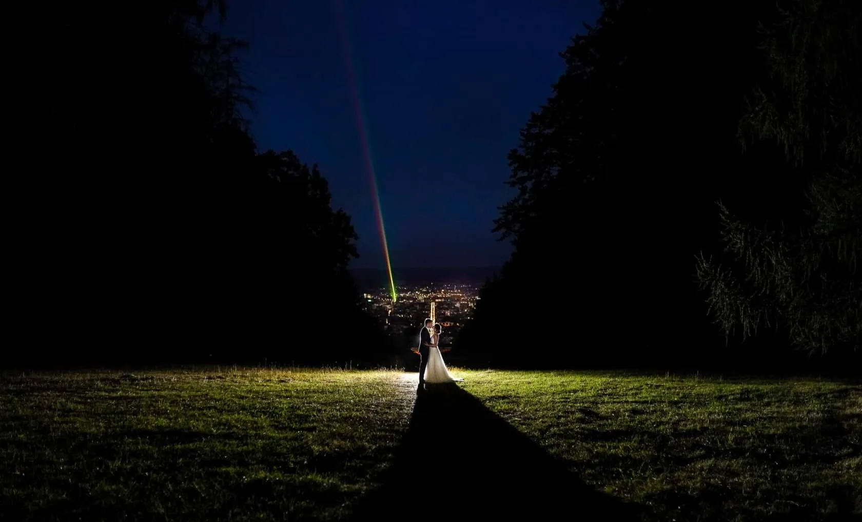 hochzeitsfotograf-kassel-Kaskaden-die-blaue-stunde-8 Hochzeitspaar in Kassel zur blauen Stunde, im Hintergrund die Stadt Kassel bei Nacht
