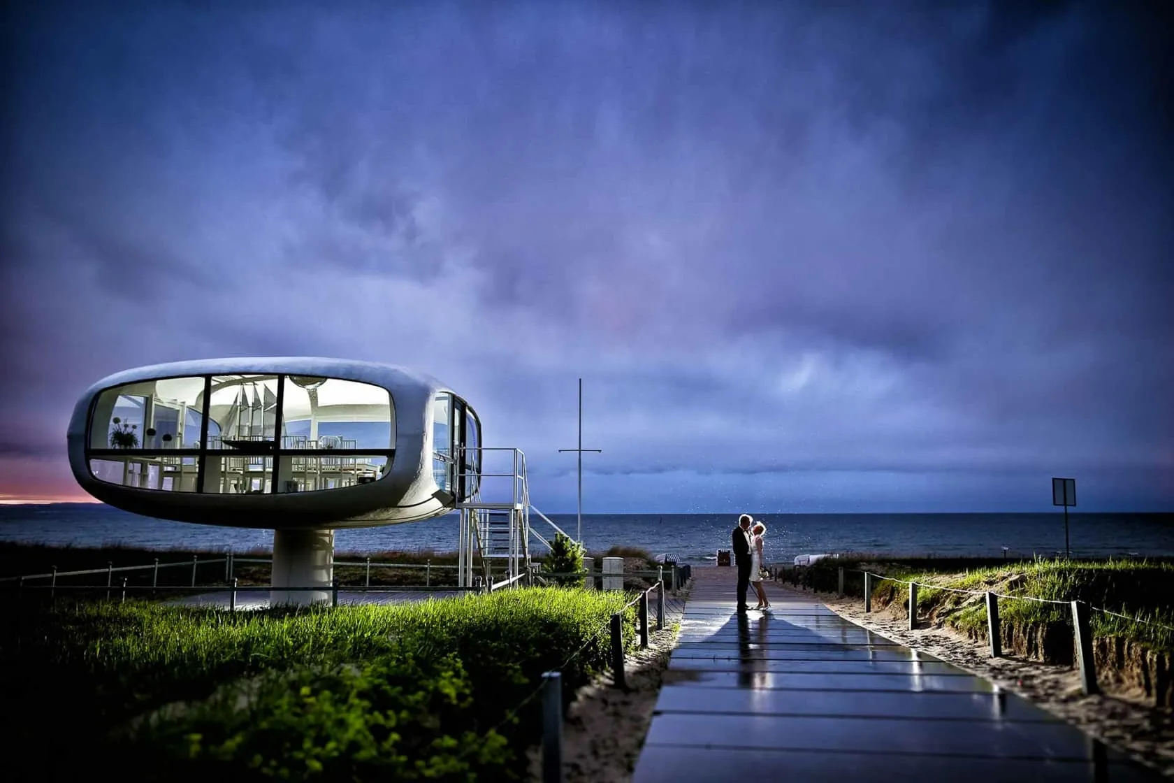 Hochzeitspaar auf Rügen in Binz Hochzeitspaar neben dem Standesamt in Binz auf Rügen zur blauen Stunde am Meer