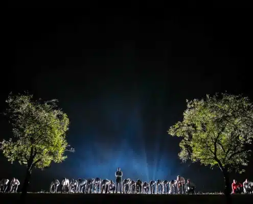 Hochzeit in Oldenburg, mehrere Männer mit Bräutigam auf einem Deich von hinten angeleuchtet