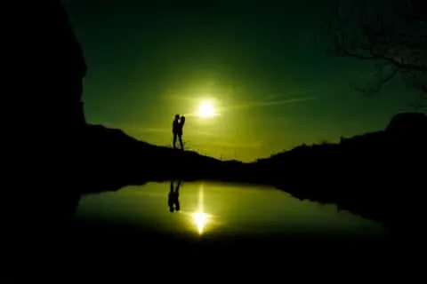 Goldene Stunde, Hochzeitspaar in Kassel, mit Spiegelung