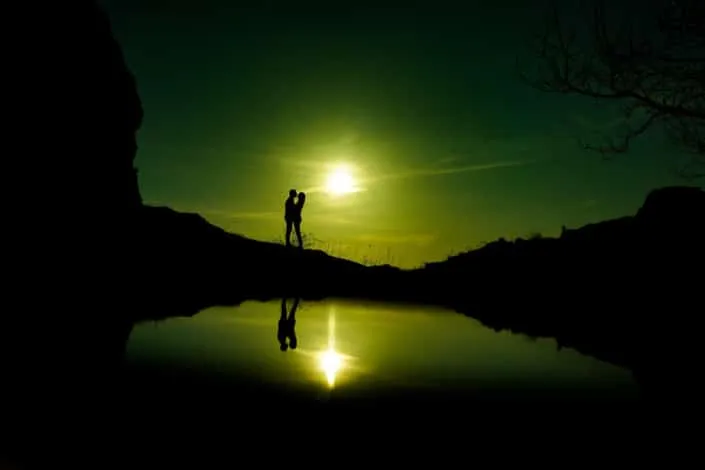 Hochzeitsfotografie-goldene-Stunde-Hoher Dörnberg Goldene Stunde, Hochzeitspaar in Kassel, mit Spiegelung