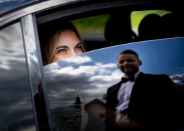 Braut im Auto, Bräutigam in der Spiegelung