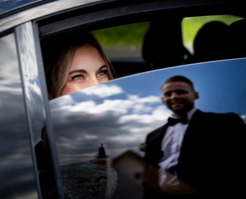 Braut im Auto, Bräutigam in der Spiegelung