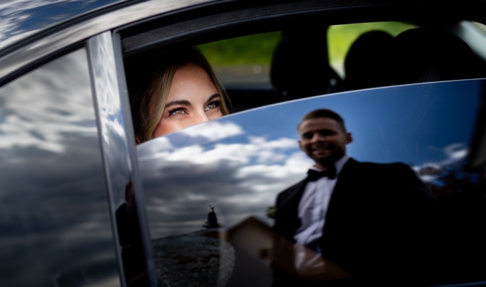 Hochzeit-Schlossromrod-sarah-stephan22 Braut im Auto, Bräutigam in der Spiegelung