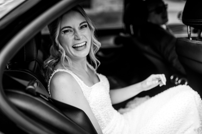 Hochzeit-Schlossromrod-sarah-stephan23 Braut vor der kirchlichen Trauung, sie lacht