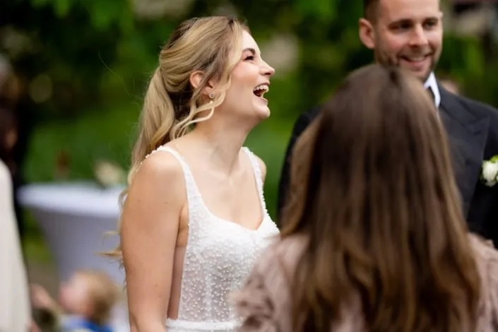 Hochzeit-Schlossromrod-sarah-stephan24 Braut lacht auf Schloss Romrod