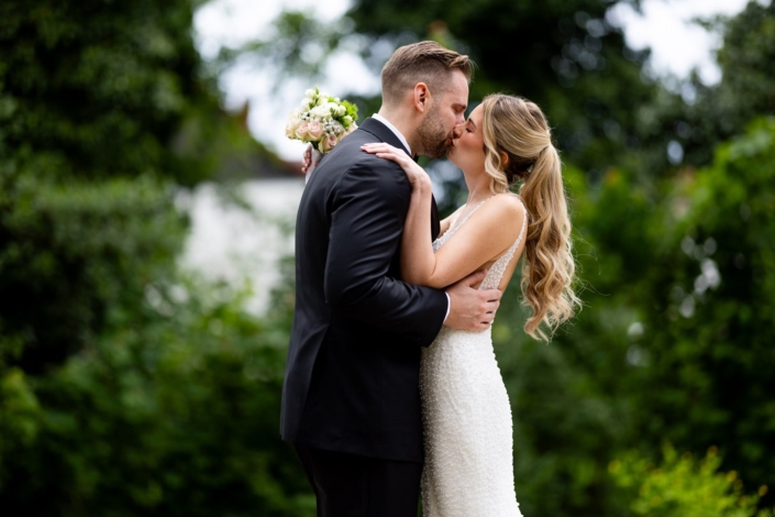 Hochzeit-Schlossromrod-sarah-stephan28 Hochzeitspaar Kuss auf Schloss Romrod