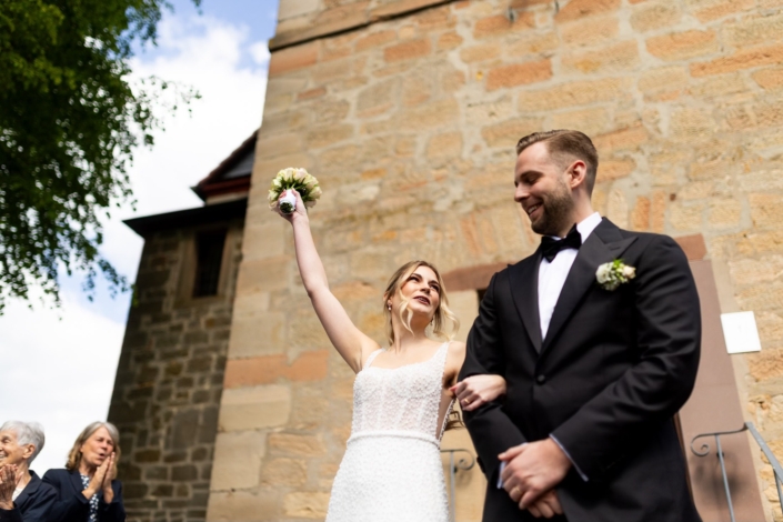 Hochzeit-Schlossromrod-sarah-stephan3 Auszug kirchliche Trauung Brautpaar Schloss Romrod