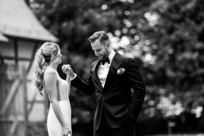 Hochzeit-Schlossromrod-sarah-stephan31 First Look im Garten auf Schloss Romrod