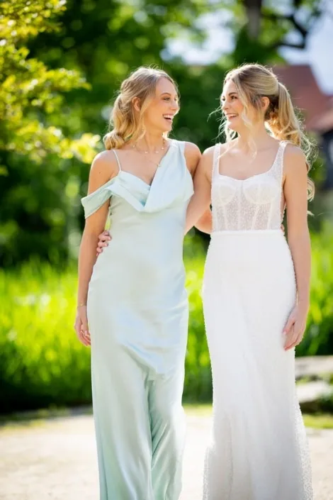 Hochzeit-Schlossromrod-sarah-stephan5 Gruppenfoto mit Schwester auf Schloss Romrod