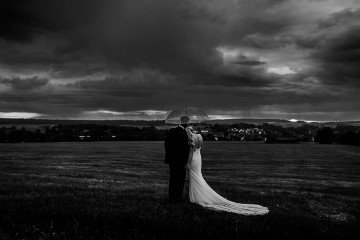 Hochzeit-Schlossromrod-sarah-stephan9 Hochzeitspaar bei Regen, Schloss Romrod